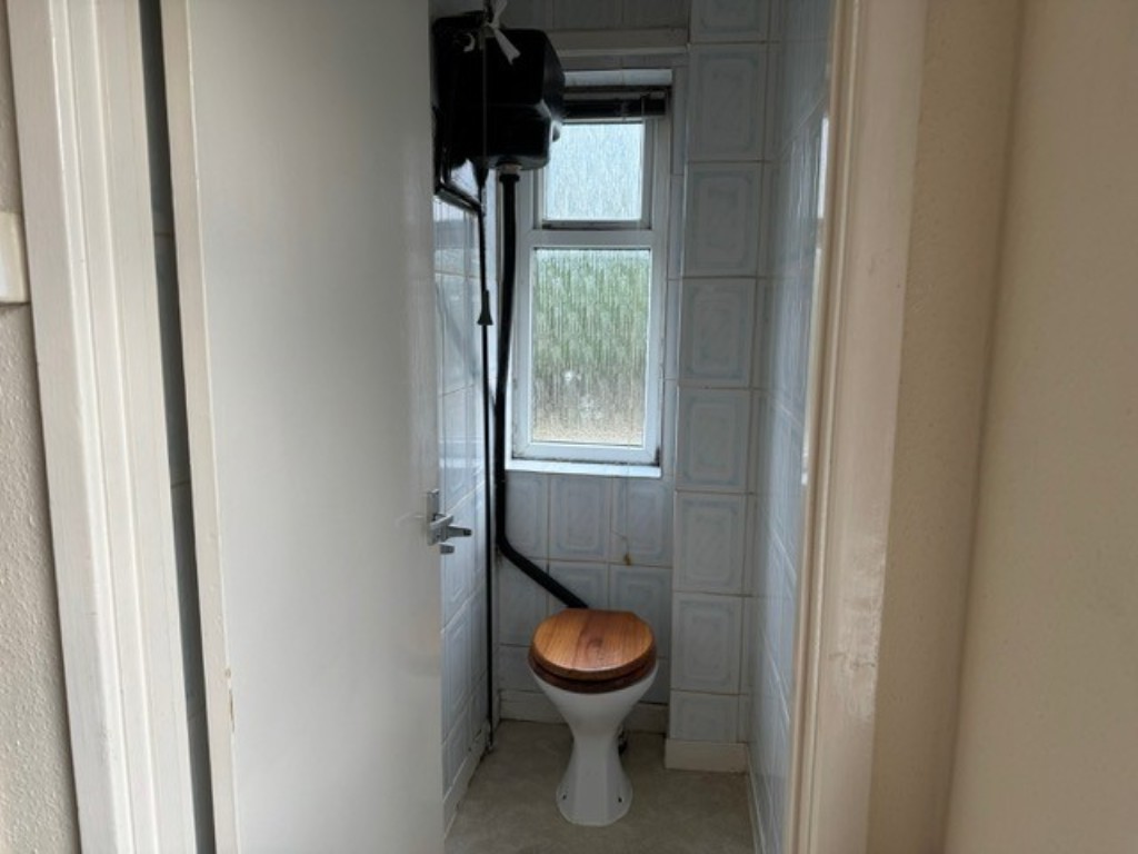 Lot: 121 - HOUSE FOR IMPROVEMENT - WC